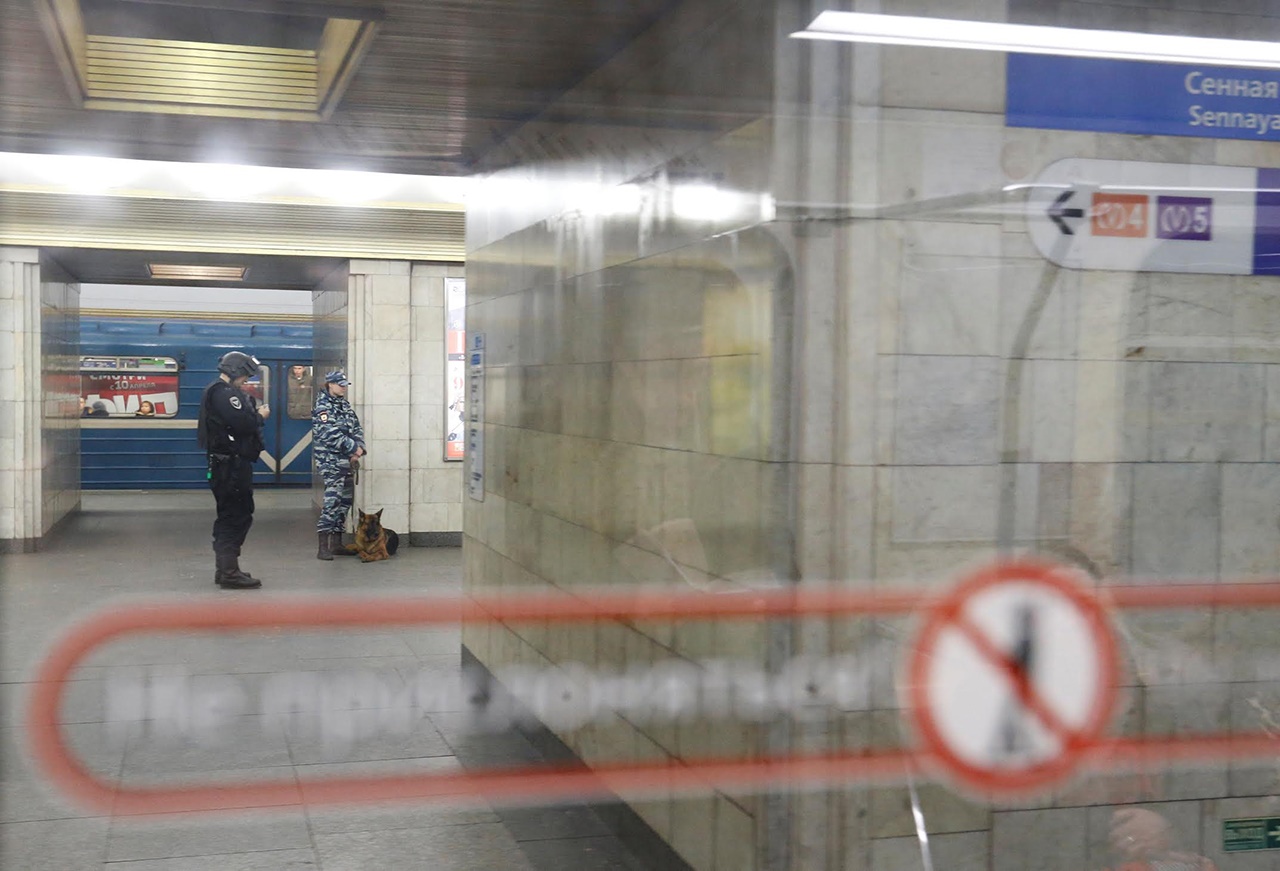 La vigilancia oficial aumentó en el metro de San Petersburgo. (Reuters)