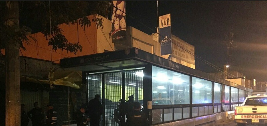 Policías resguardan la zona donde fue encontrado una persona ahorcada, en las inmediaciones del metro Moctezuma (Facebook- Centro Regulador de Urgencias y Emergencias CRUE)