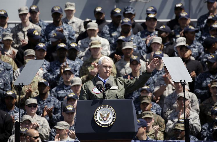 Pence habló a bordo del USS Ronald Reagan. (AP)