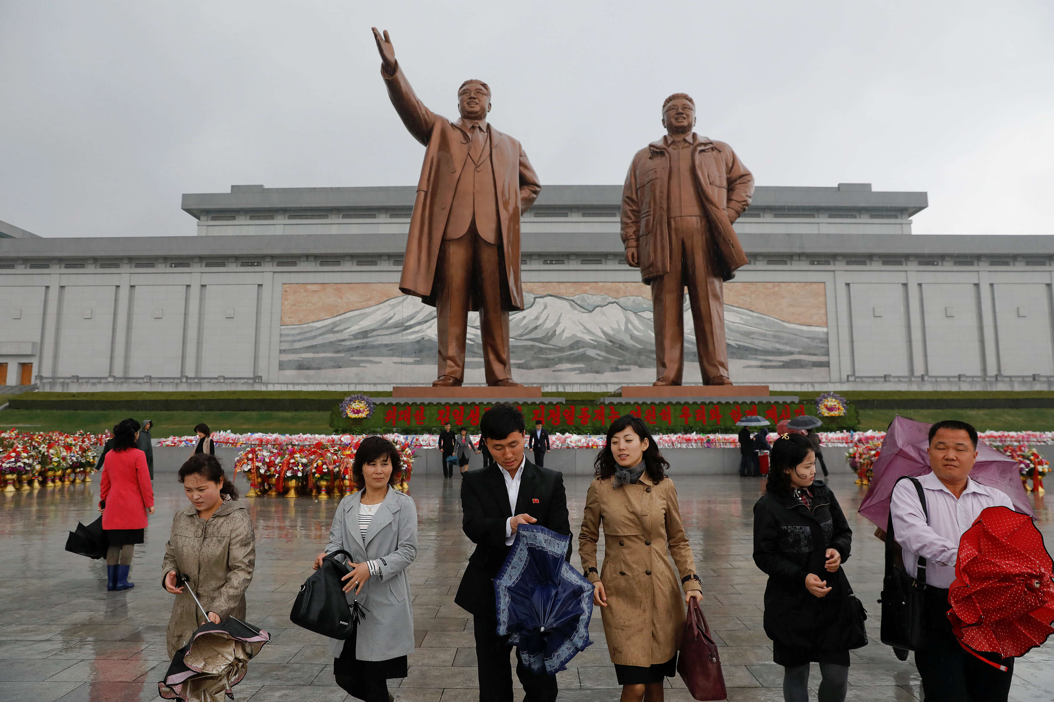 Miles celebran al fundador de Corea del Norte, Kim Il Sung.