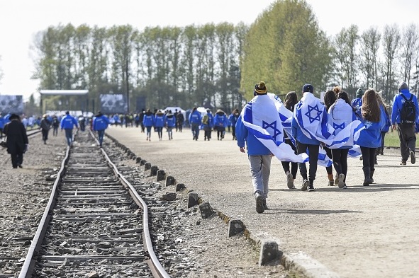Miles de israelíes caminaron los las vías del tren en Auschwitz. 