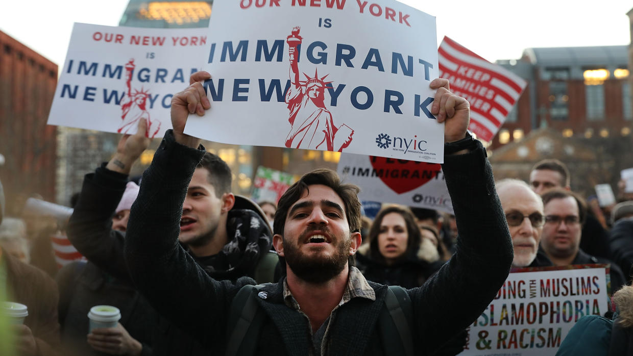 Miles de migrantes protestaron en Nueva York contra las medidas migratorias del presidente Donald Trump.