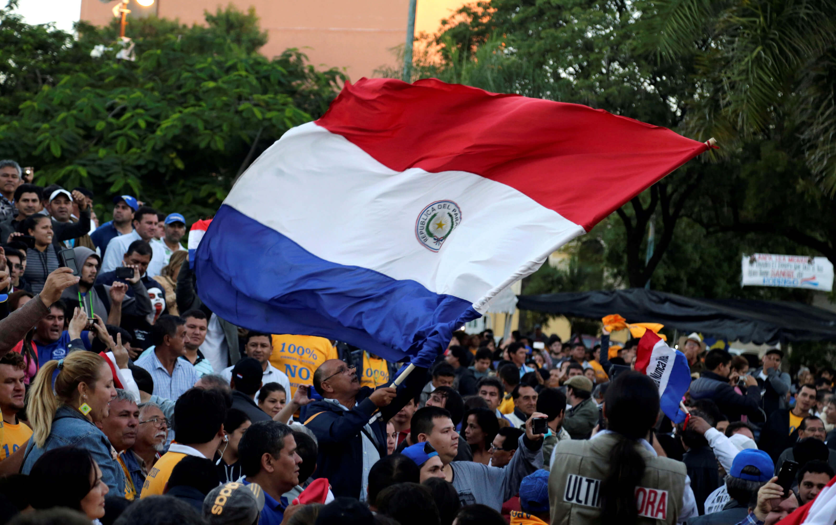 Miles de paraguayos celebraron la decisión de la Cámara de Diputados al rechazar la reelección presidencial.