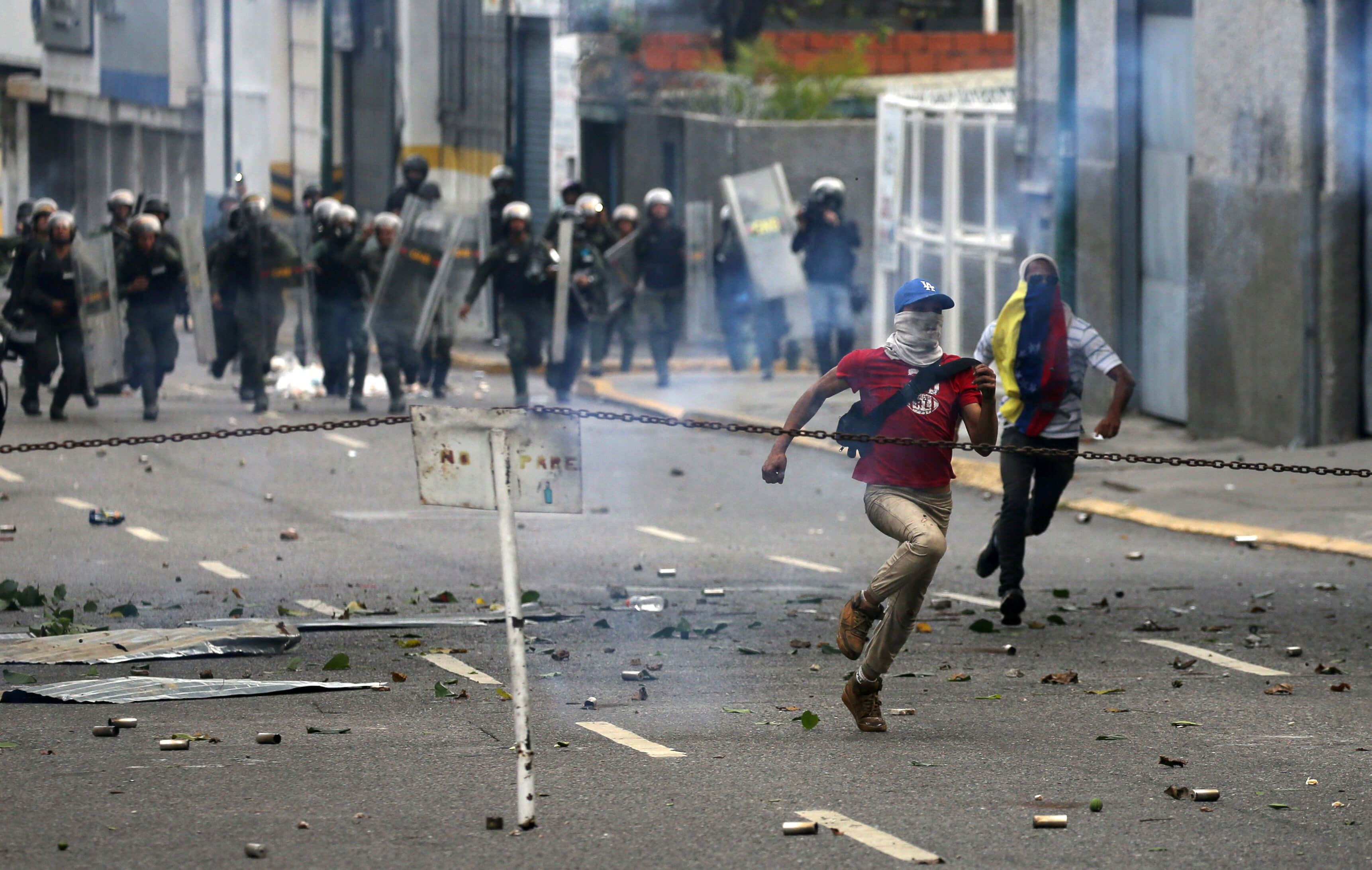 Miles de personas han salido a las calles de Venezuela para protestar contra el presidente Nicolás Maduro.