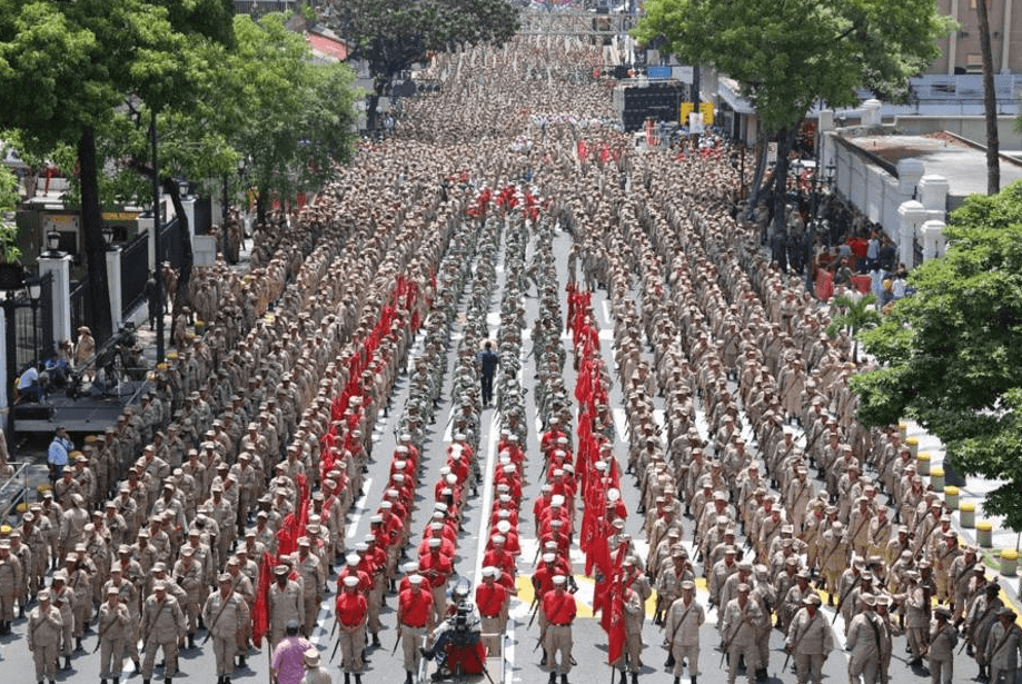Militares desfilan en Venezuela; hacen llamado a la paz. (www.eluniversal.com)