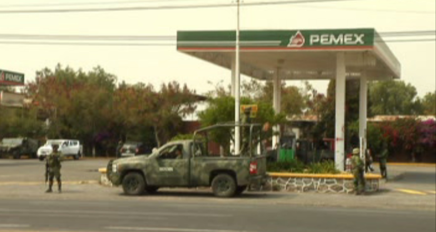 Militares vigilan gasolinera en zona de huachicoleros, en Puebla