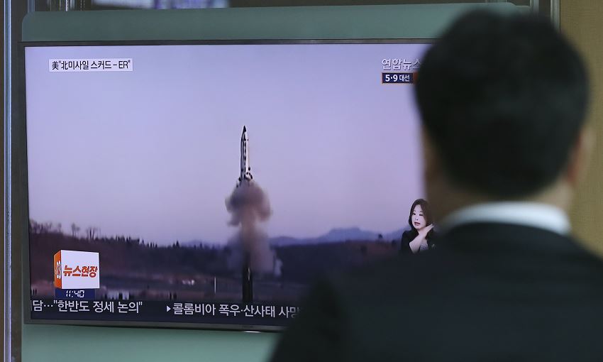 Pyongyang dispararó un misil balístico en el Mar de Japón un día antes que Corea del Sur. (AP, archivo)