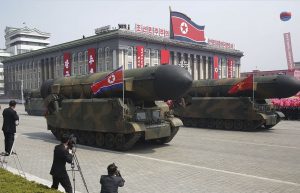 Corea del Norte muestra varios misiles balísticos, entre ellos un posible nuevo proyectil de alcance intercontinental; expertos en la materia advierten que podría ser falsos, debido a que no es la primera vez que el régimen exhibe maquetas de supuestos misiles. (AP)