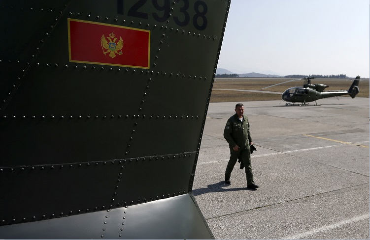 Vehículos militares de Montenegro; el país es aceptado como miembro de la OTAN (AP, archivo)
