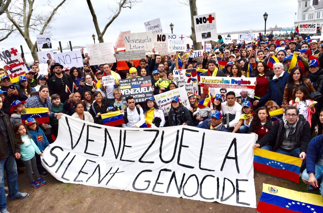En Estados Unidos, ciudadanos venezolanos se manifestaron en Nueva York (Twitter @Sinmordaza)