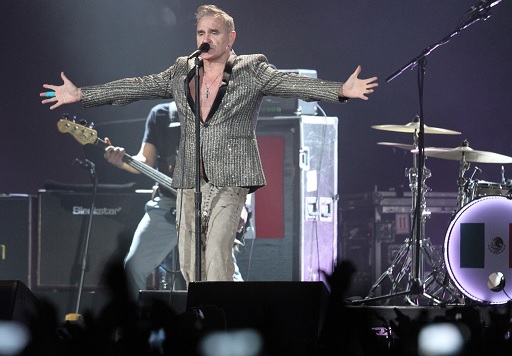 El cantante británico Morrissey se presentó en el Palacio de los Deportes en el marco de su gira World Peace Is None of Your Business (Notimex)