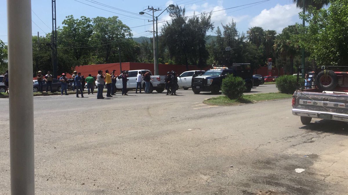 Movilización policíaca en penal de Ciudad Victoria, Tamaulipas. (Twitter @BAEZCESAR1)