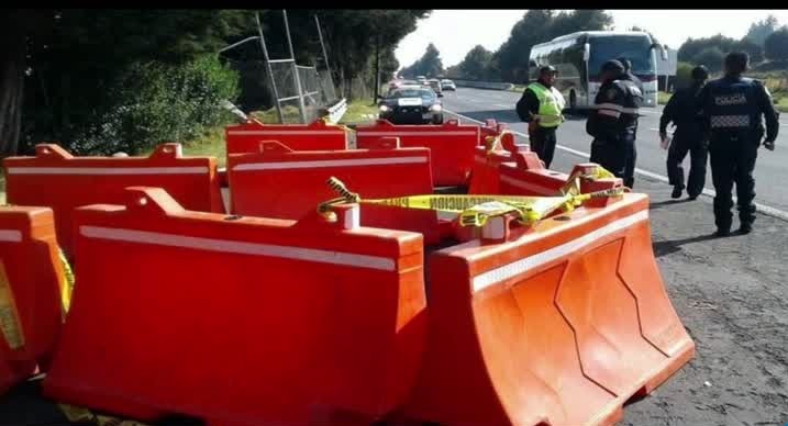 Autoridades atienden el hallazgo de un muerto por disparo de arma de fuego sobre la autopista México-Cuernavaca (Noticieros Televisa)
