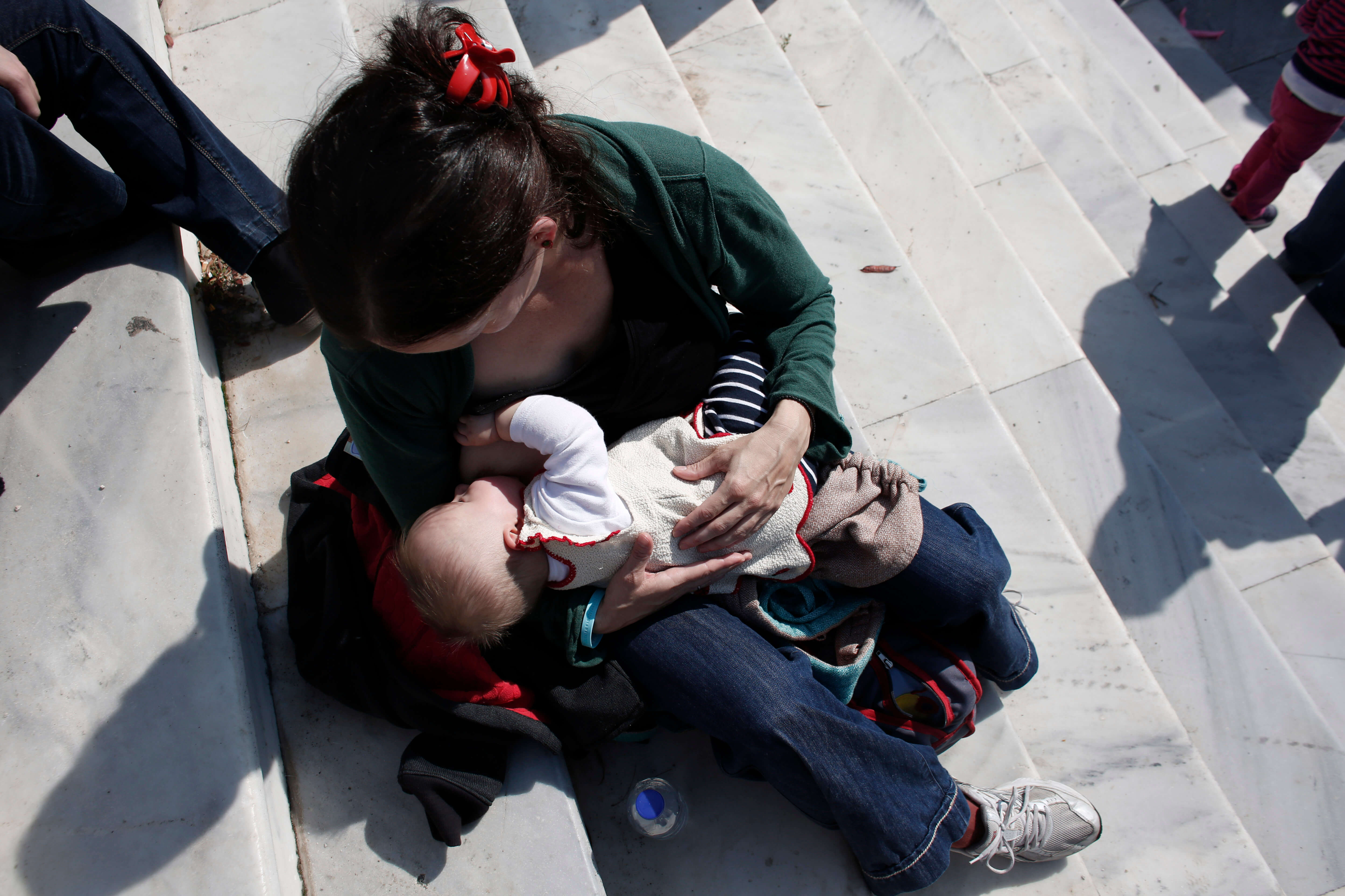 Mujer da pecho a su bebé en la vía pública (AP, archivo)
