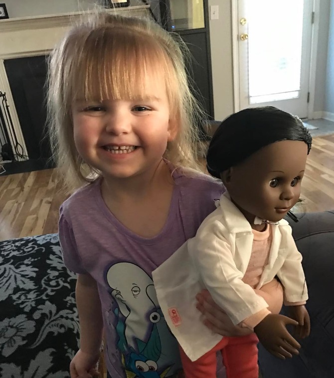 Sophie Benner y la muñeca que escogió como recompensa (Foto: Brandi Benner/ Facebook)