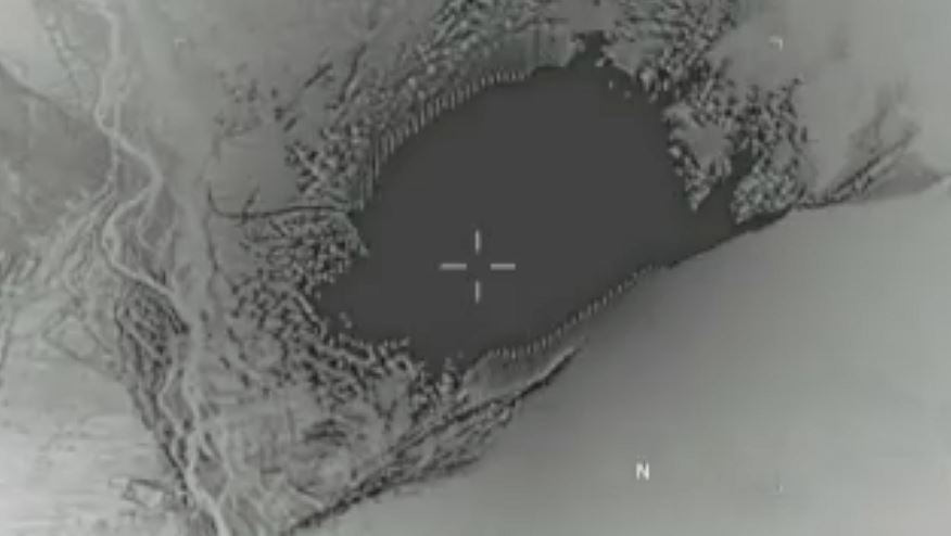 Imagen hecha a partir de un video publicado por el Departamento de Defensa de los Estados Unidos muestra una bomba GBU-43 / B de la explosión masiva en un cinturón de militantes islámicos y sistemas de túneles en el distrito de Achin de la provincia de Nangarhar en Afganistán. (AP)