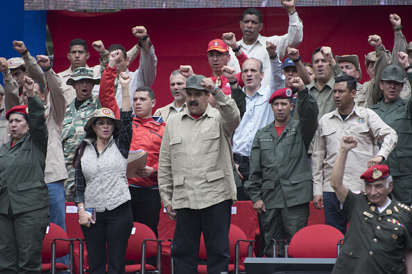Nicolás Maduro, presidente de Venezuela, con militares. (Getty images, archivo)