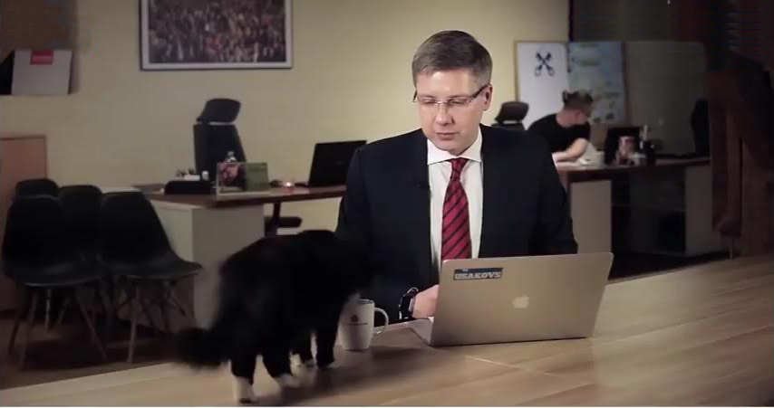 Nils Usakovs, alcalde de Riga, Letonia, observa a un gato que toma un sorbo de una taza (You Tube - Pan Jutubowski)