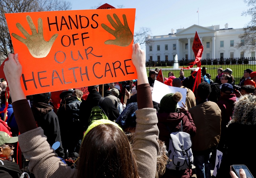 Manifestantes contra Trump al tratar de acabar el Obamacare (Reuters)