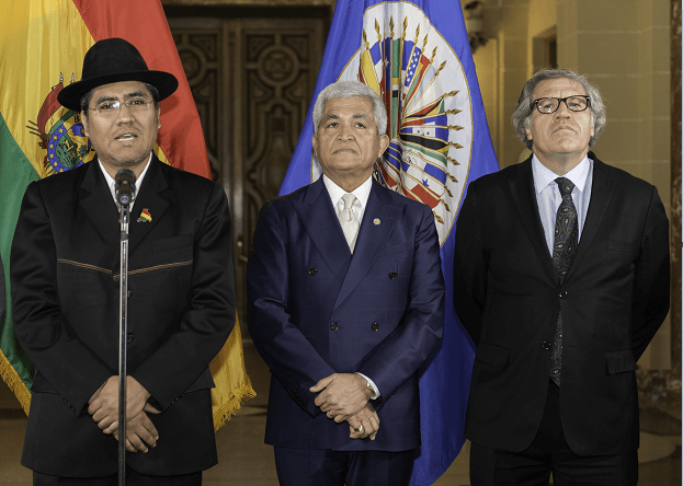FOTO: El embajador de Bolivia Diego Pary, su homólogo de Belice, Patrick Andrews, y el Secretario General de la organización, Luis Almagro, el 04 de enero de 2020