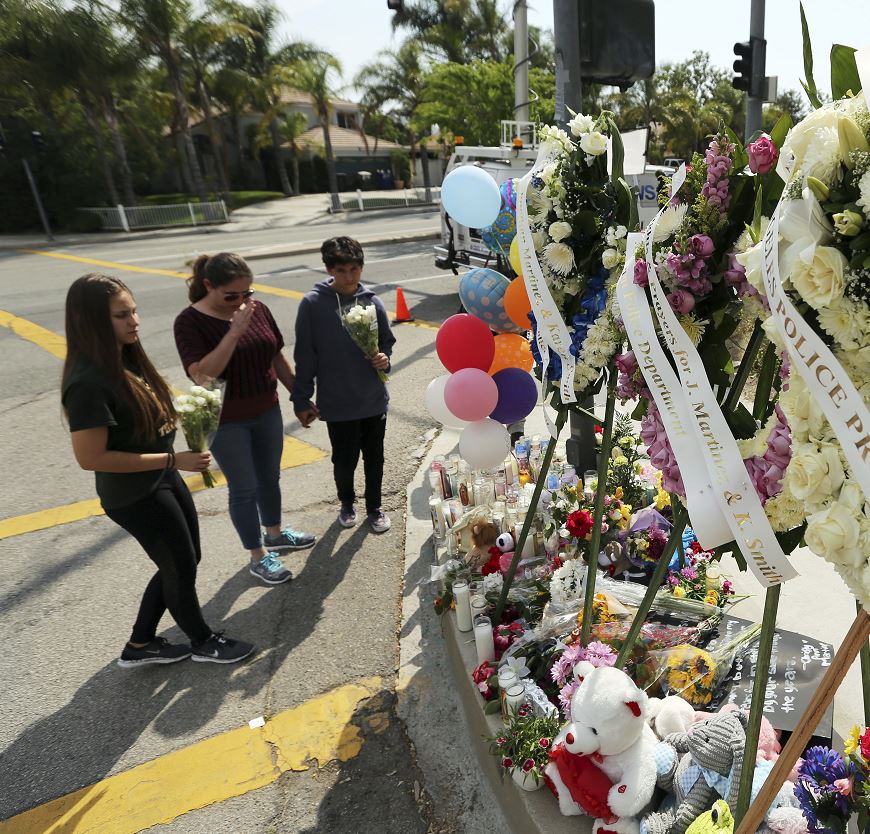 Ofrenda floral por las víctimas del tiroteo en una escuela de San Bernardino (AP)