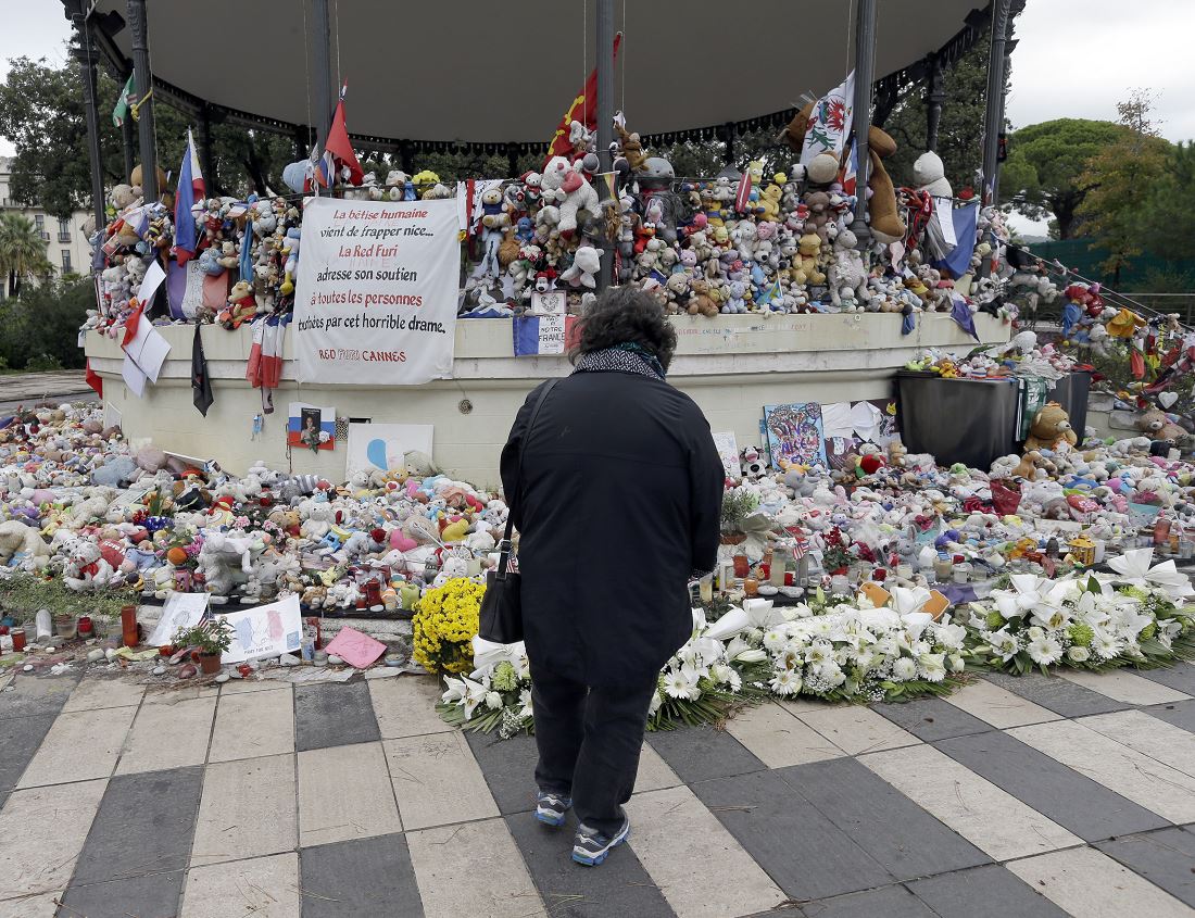Ofrenda por las víctimas del ataque terrorista en Niza, Francia (AP, archivo)