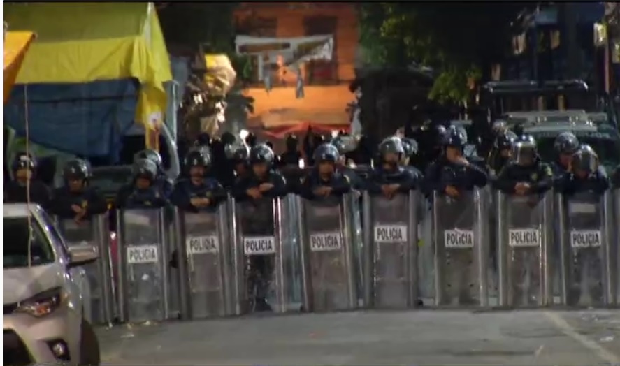 Policías capitalinos apoyan operativo contra la piratería en el Centro Histórico (Noticieros Televisa)