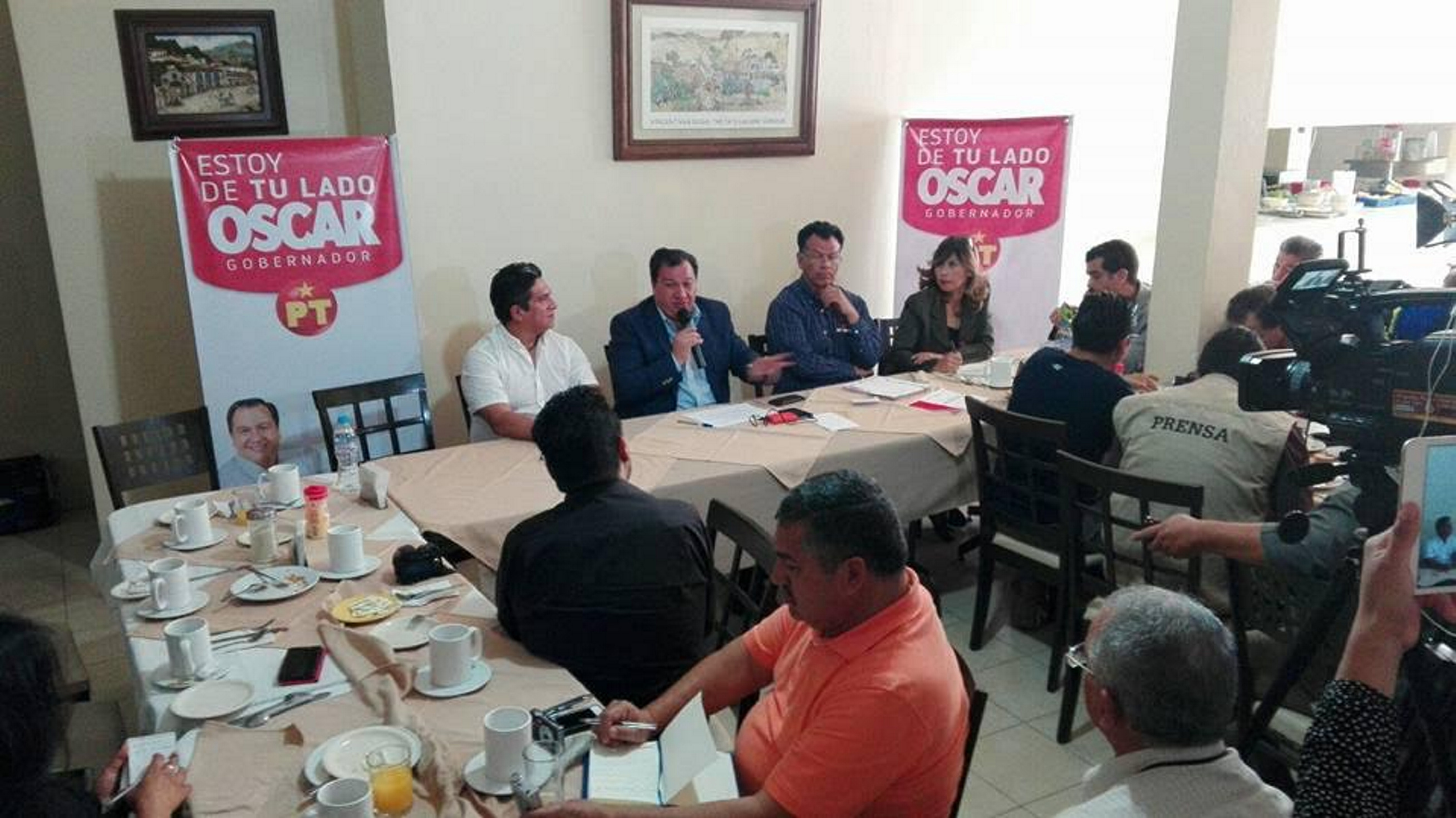 El candidato del Partido del Trabajo al gobierno del Estado de México, OÓcar González Yáñez, ofreció una conferencia de prensa en Texcoco (Notimex)