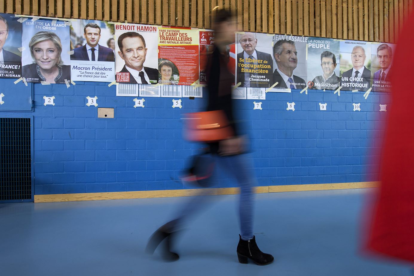 Pancartas de los candidatos a la presidencia de Francia. (AP)