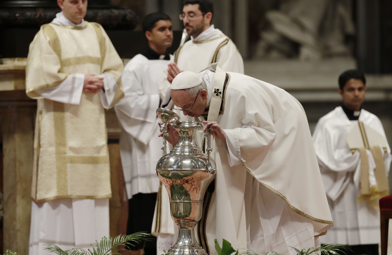 Papa comienza ritos de Semana Santa con misa Crismal en el Vaticano. (AP)