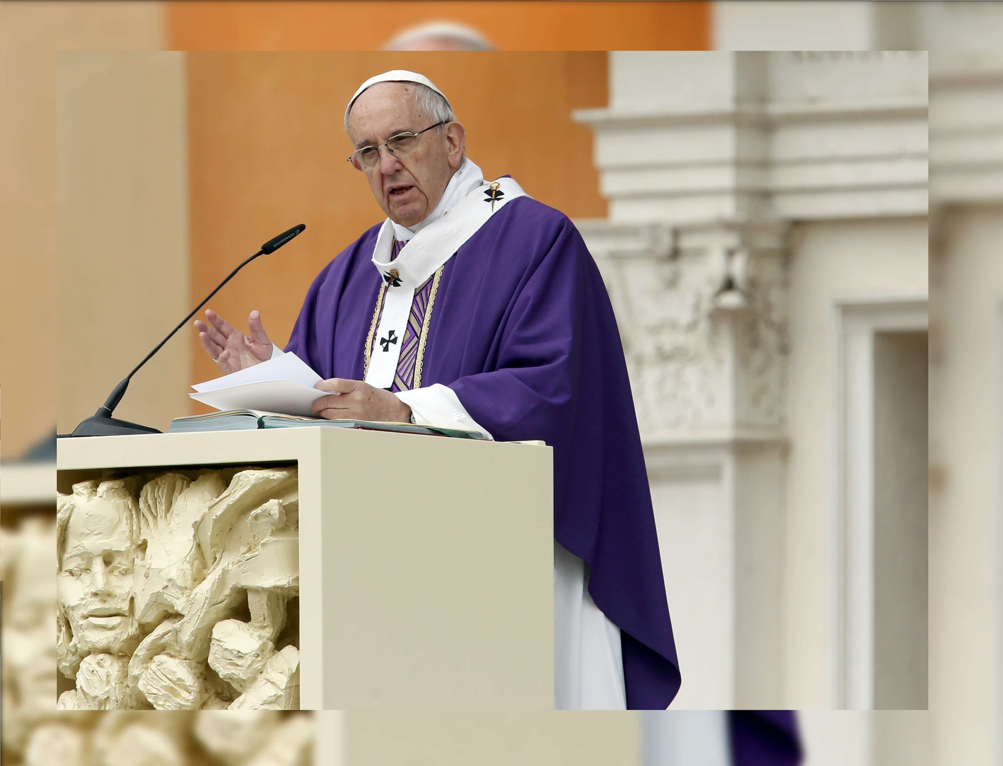 El papa Francisco habla mientras celebra una Santa Misa en Carpi, Italia, 2 de abril de 2017. (Reuters)