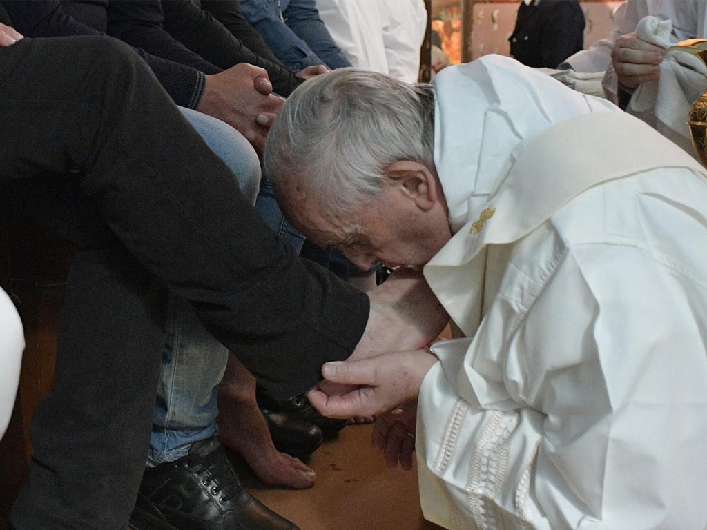 El papa Francisco conmemora el lavatorio de pies. (Reuters)