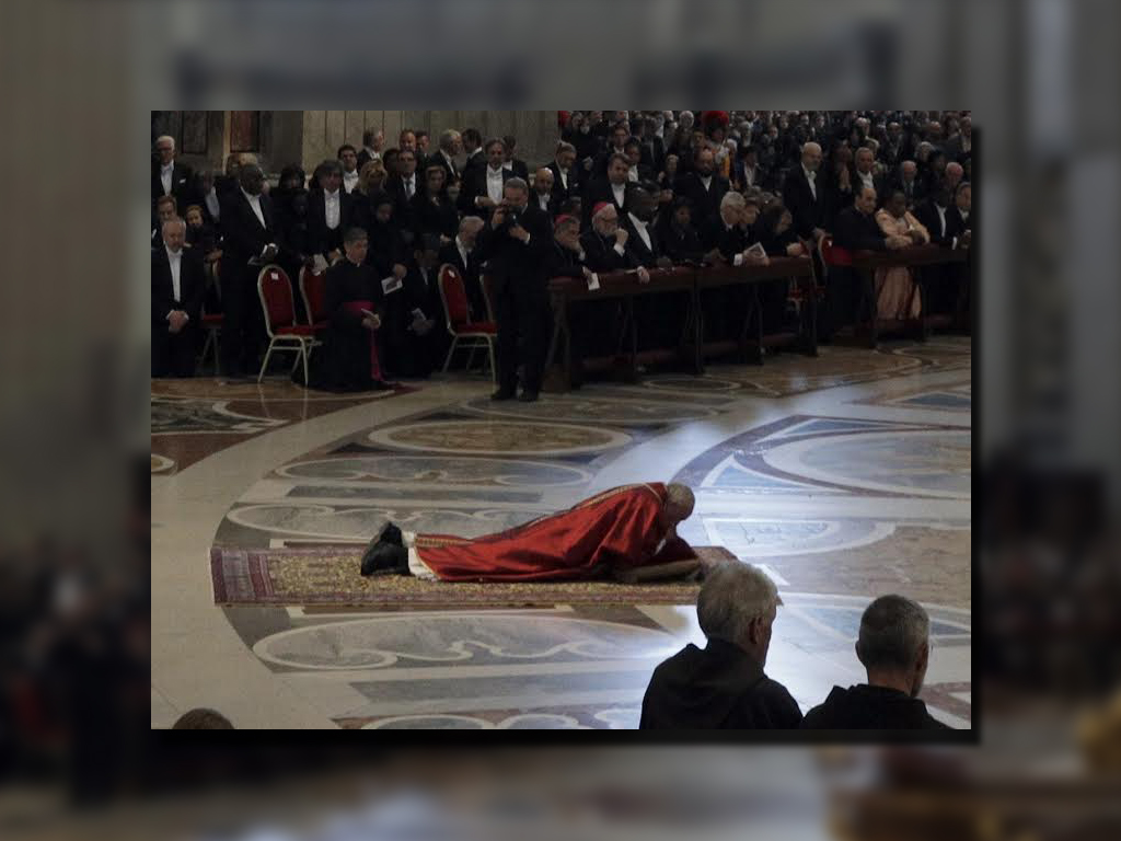 Papa Francisco ora postrado en la Basílica de San Pedro (AP)