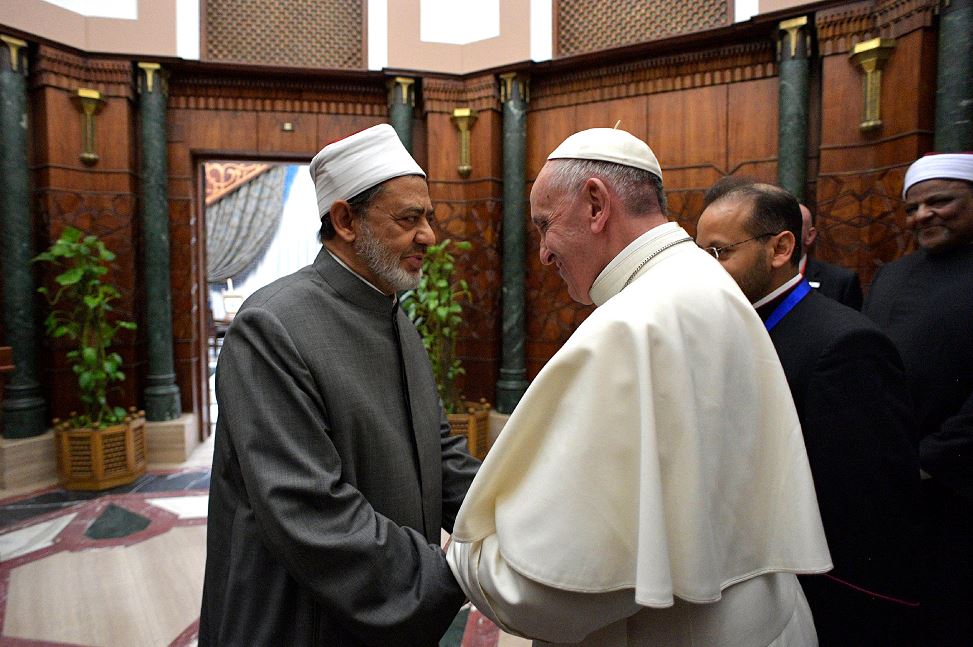 Papa Francisco se reúne con el jeque Ahmed el-Tayeb en El Cairo. (AP)