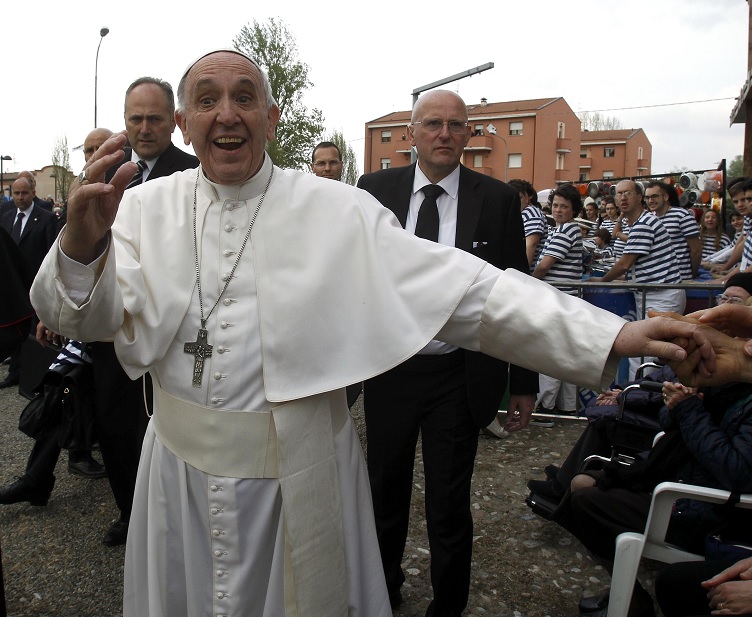 El papa Francisco da la mano a la multitud después de un encuentro con personas afectadas por el terremoto en Mirandola en 2012 (Reuters)