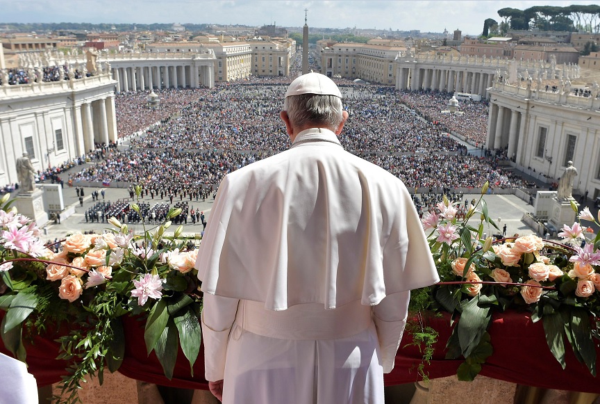 El Papa Francisco emite su mensaje "Urbi et Orbi" desde el balcón con vistas a la Plaza de San Pedro en el Vaticano (Reuters)