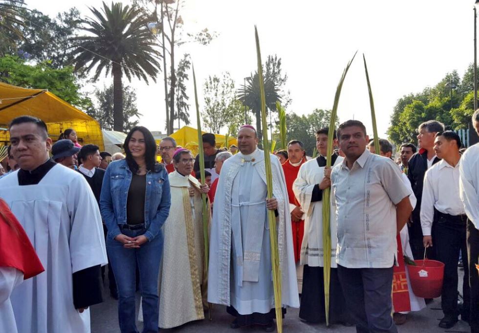 Nuncio apostólico bendice palmas en Iztapalapa