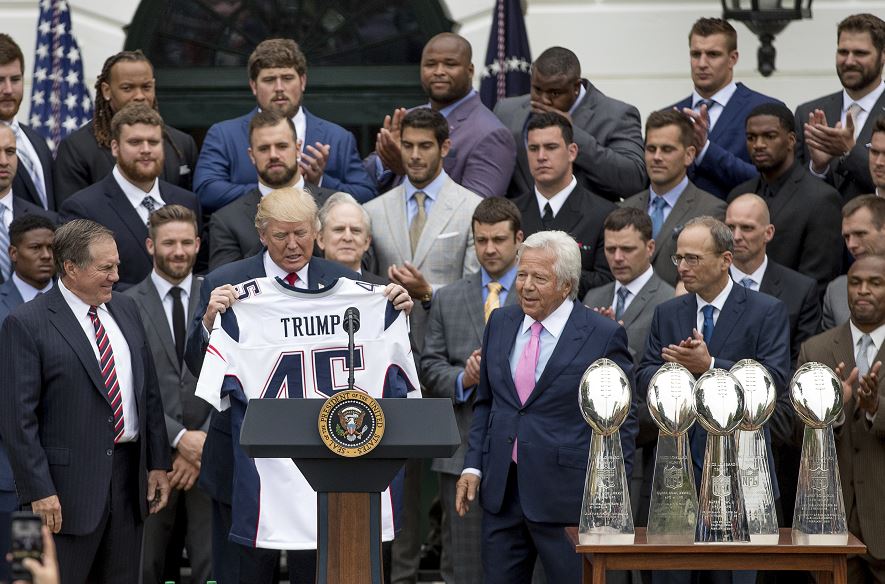 El presidente Donald Trump recibe una camiseta de los Patriotas de Nueva Inglaterra de manos del entrenador en jefe de los Patriots, Bill Belichick, a la izquierda, y el dueño de los Patriotas de Nueva Inglaterra, Robert Kraft. (AP)