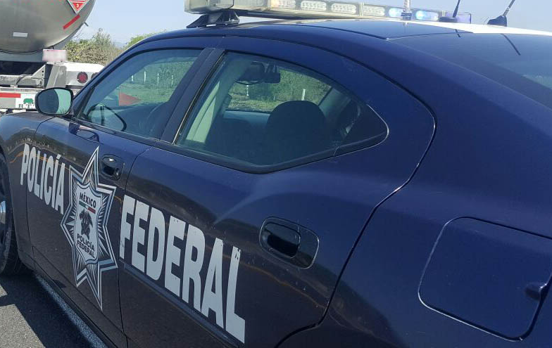 Patrulla de la Policia Federal estacionado en una autopista
