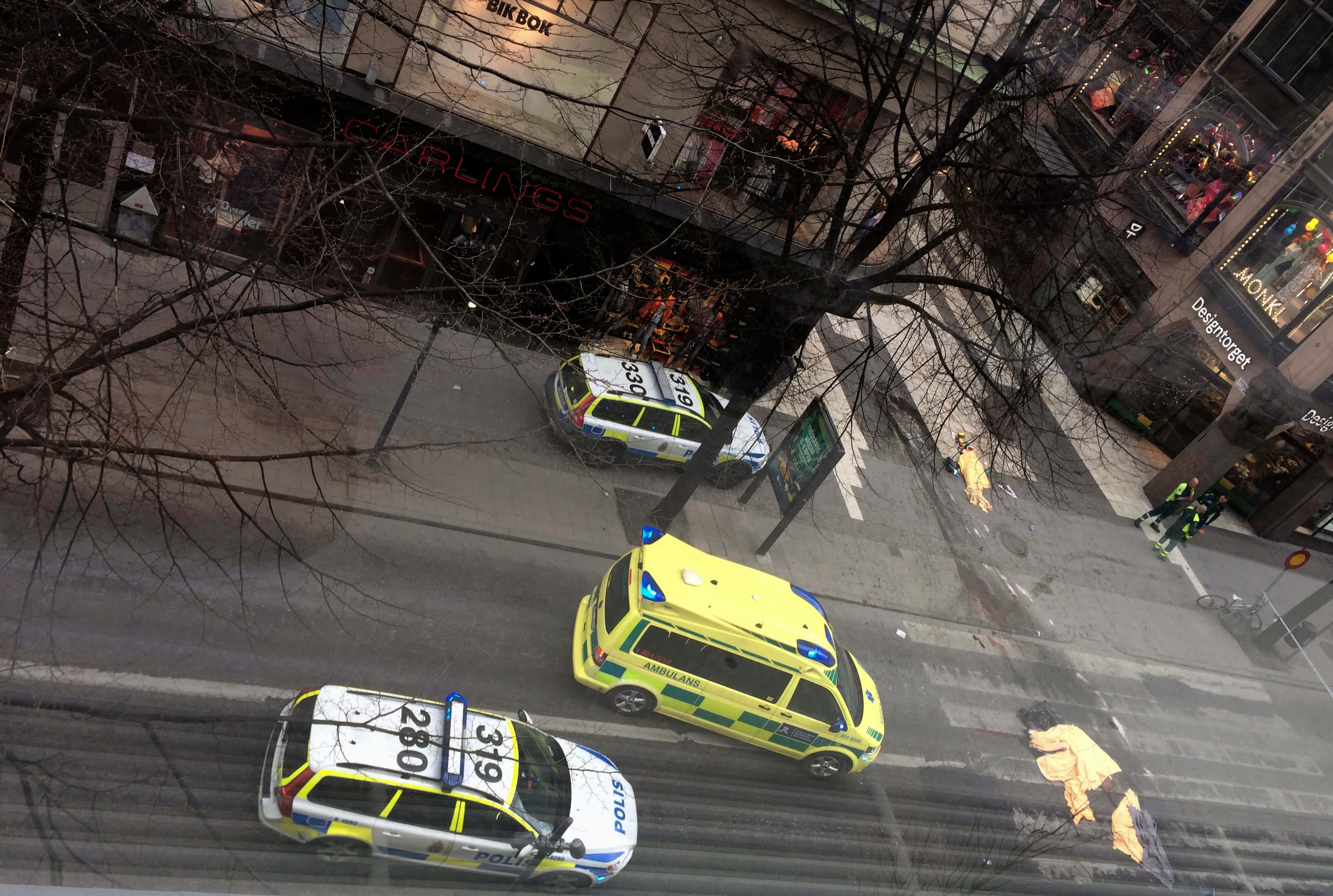 Patrullas de Policía responden al atentado en Estocolmo, Suecia (AP)