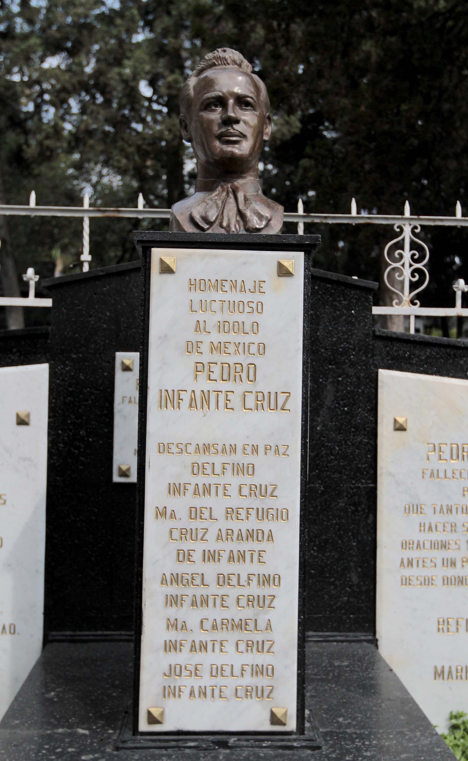 Fanáticos se reúnen alrededor de la tumba de Pedro Infante. (Notimex)