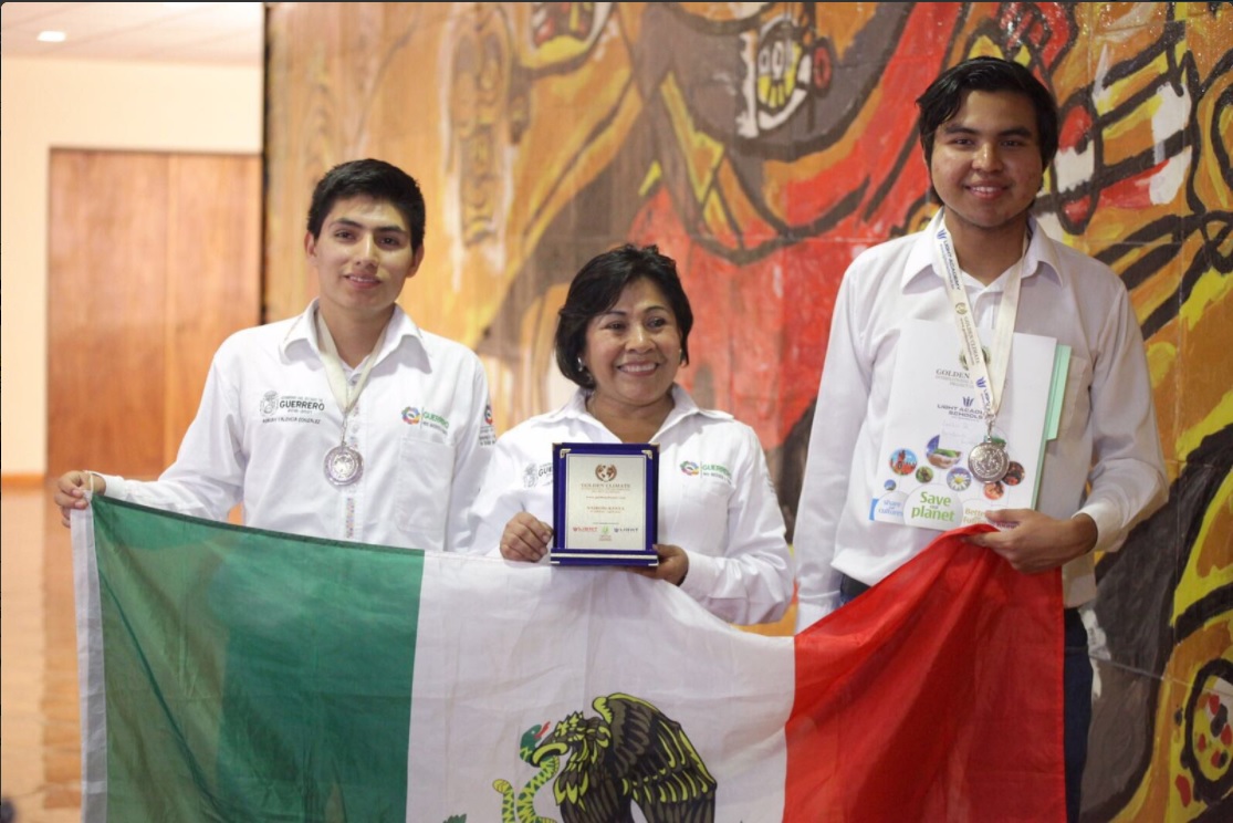 Estudiantes de Chilpancingo ganan concurso internacional con pegamento ecológico (Twitter @Gob_Guerrero)