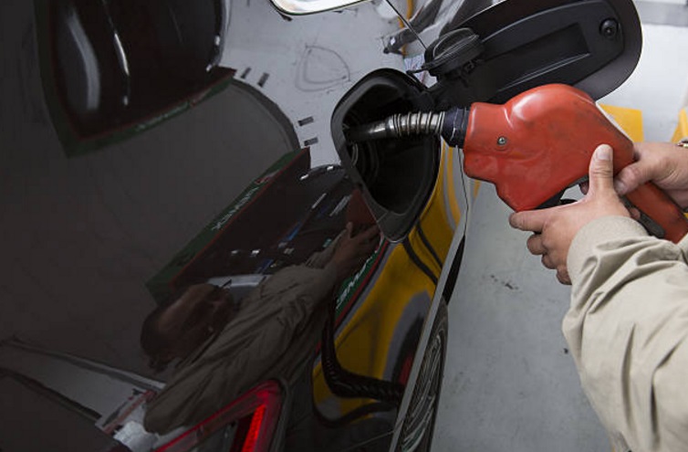 Un cliente llena de gasolina un vehículo en la zona de Juárez, México (Getty Images)