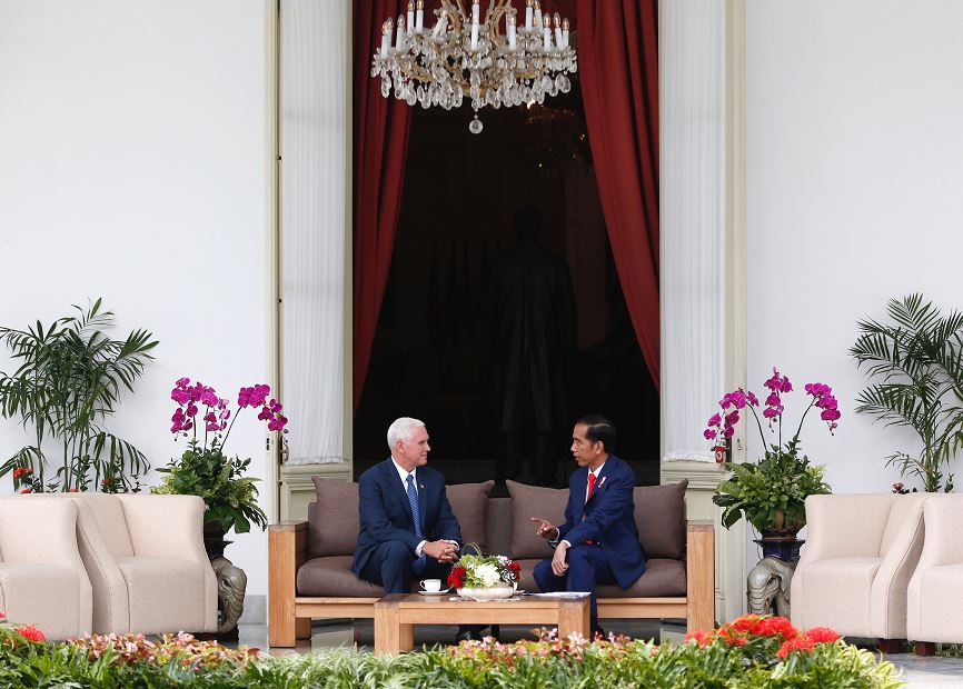 El vicepresidente de Estados Unidos, Mike Pence, elogia la democracia indonesia y su versión moderada del islam, tras reunirse con Joko Widodo, el presidente del país de mayoría musulmana más poblado del mundo. (AP)