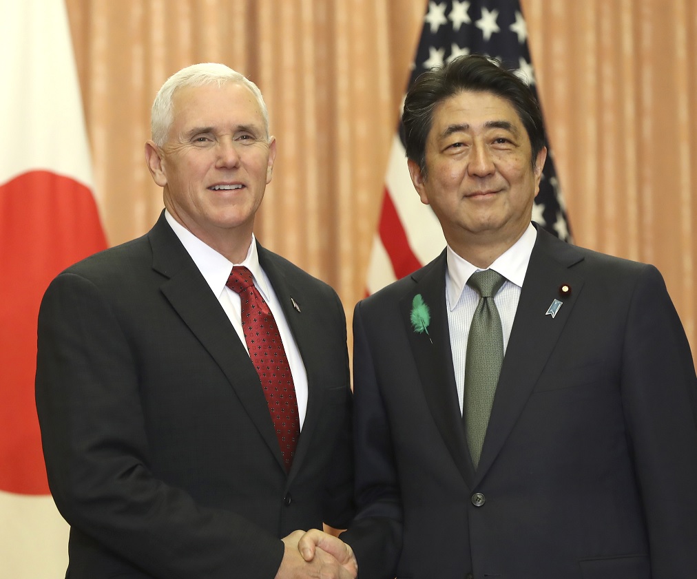 El vicepresidente de Estados Unidos, Mike Pence, se reúne con el primer ministro de Japón, Shinzo Abe, en la residencia oficial de Abe en Tokio (Reuters)