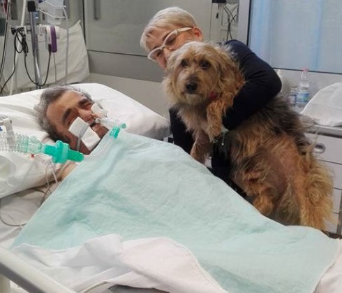 Giovanni permaneció varias semanas en coma, pero al recibir la visita de su mejor amiga, una perrita llamada ‘Nancy’ esto sorprendió a los médicos al ayudarle en su recuperación (Foto: Deborah Del Sere/Facebook)