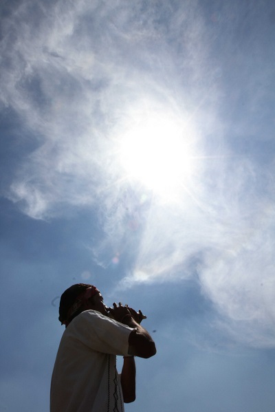 Una persona realiza ceremonia bajo el sol