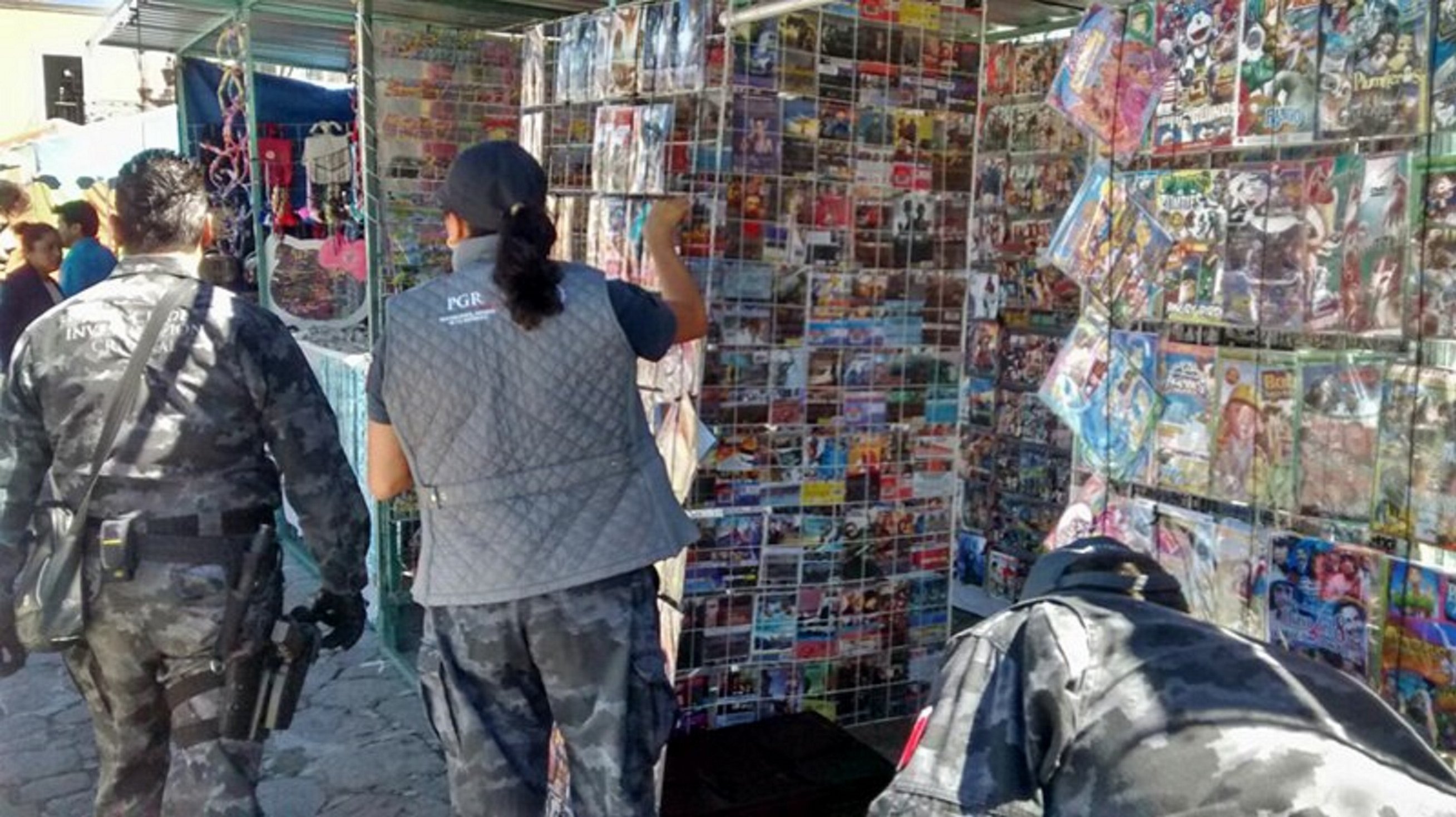 PGR realiza operativo contra la ‘piratería’; las fuerzas federales confiscan 44 mil discos apócrifos en paraderos de estaciones del metro en la Ciudad de México (NTX, archivo)