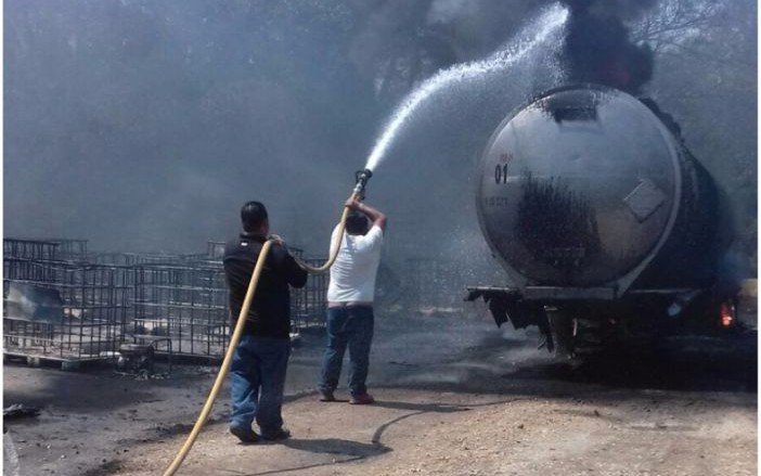 Autoridades extinguen fuego en una pipa, que se incendió en Paraíso, Tabasco (Noticieros Televisa)
