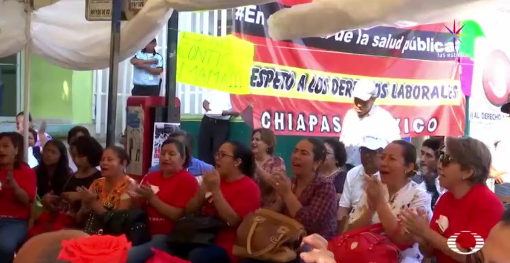 Después de mesas de diálogo con autoridades de Chiapas, las nueve enfermeras que mantenían una huelga de hambre frente al Hospital de la Mujer de Tuxtla Gutiérrez, levantaron su protesta, pero el plantón que otros 20 trabajadores iniciaron el 24 de enero, continúa. (Noticieros Televisa)